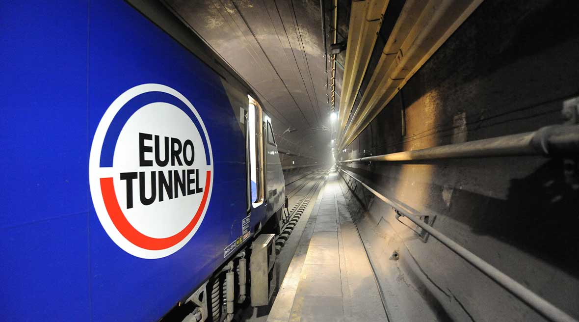La navette Eurotunnel Le Shuttle dans le tunnel sous la Manche